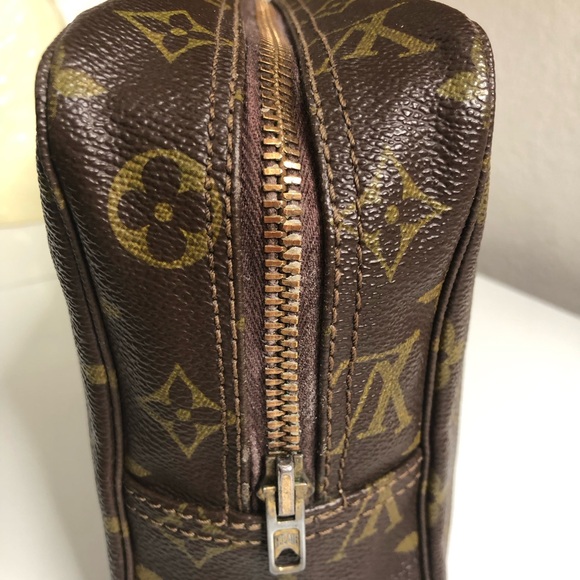 Louis Vuitton Paris Toilette 28 Bag, Monogram Canvas, Date: 822, February 1982. - Picture 14 of 15